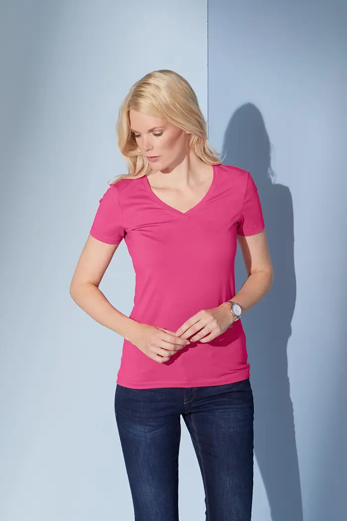 Daiber Shirt für Arbeit und Freizeit pink Frau mit Daiber Damenshirt JN928 in pink, mit V-Ausschnitt und lockere Passform