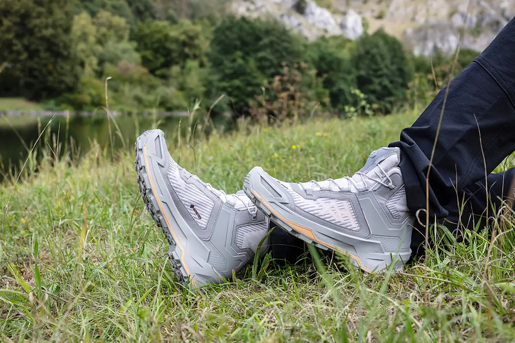 HAIX Black Eagle EVO Adventure GTX mid beige-orange im Outdoor-Einsatz auf wiese