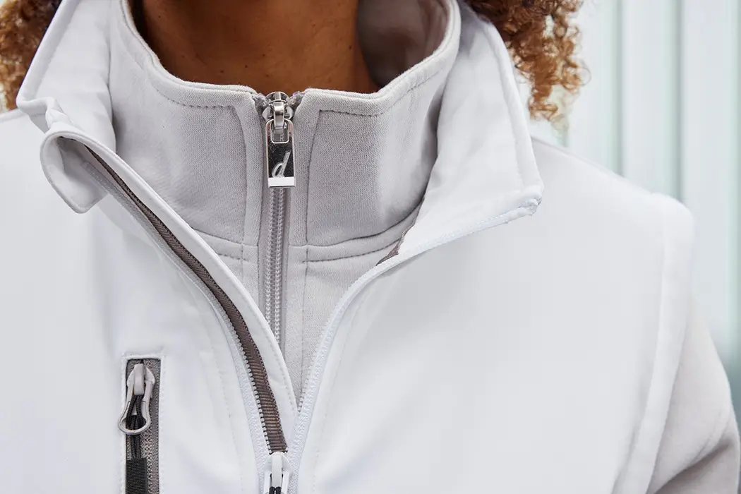 Detailaufnahme des Stehkragens mit Kinnschutz der Daiber Workwear Softshellweste JN1888