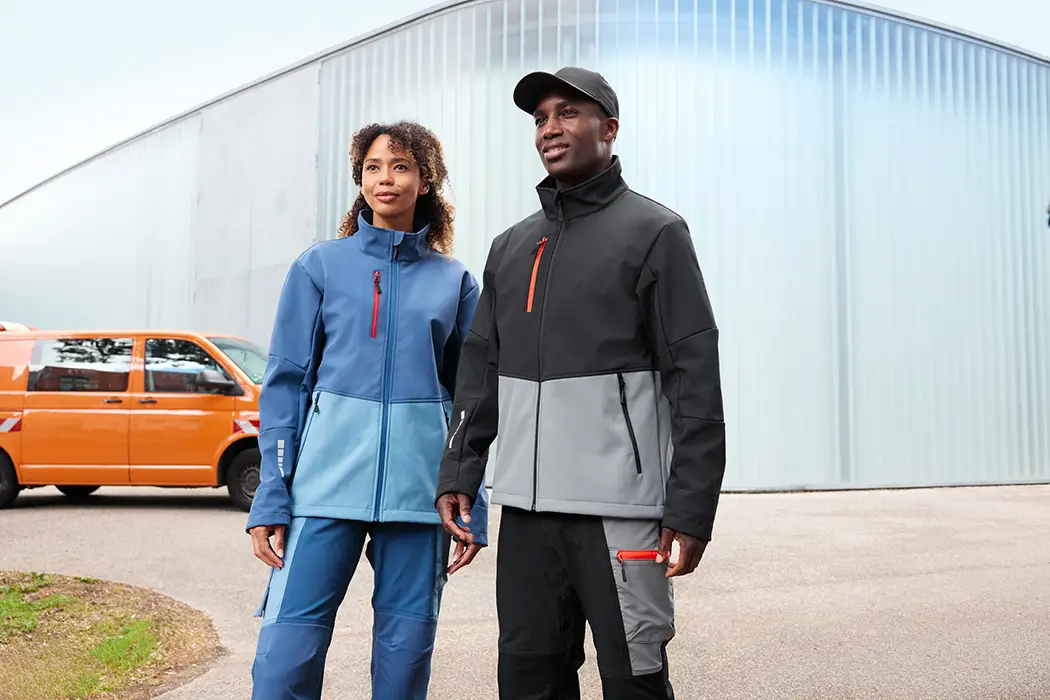 Daiber Workwear Softshelljacke JN1886 Unisex Lifestylebild mit verschiedenen Farbkombinationen für Damen und Herren