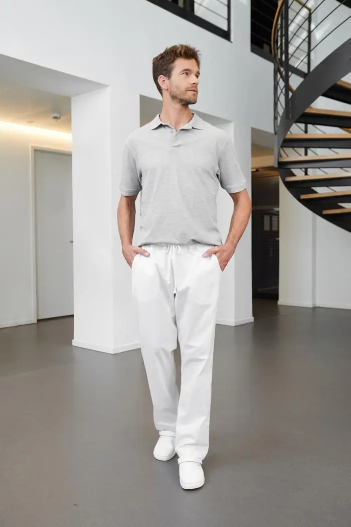 Mann trägt hellgraues kurzarm Poloshirt bei der Arbeit in der Artztpraxis, Lifestyleaufnahme