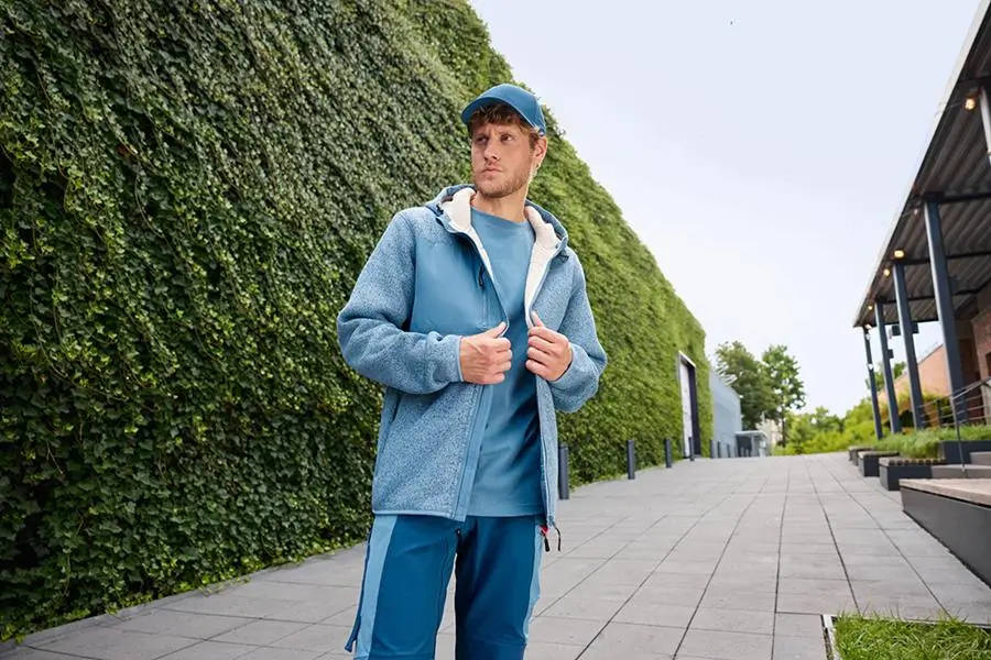 Daiber Workwear Strick-Fleecejacke JN1874 offen getragen in blauer Farbvariante