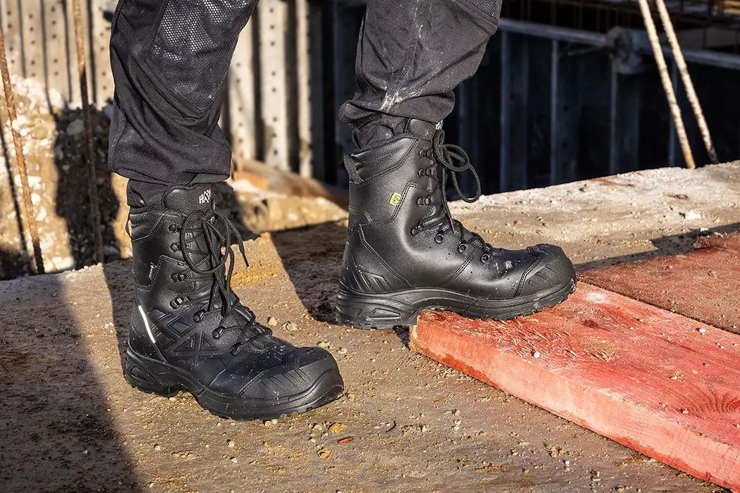 Arbeitsschuhe S7, HAIX AIRPOWER XR 830 LTR GTX Sicherheitsstiefel S7 im Outdoor-Einsatz auf der Baustelle