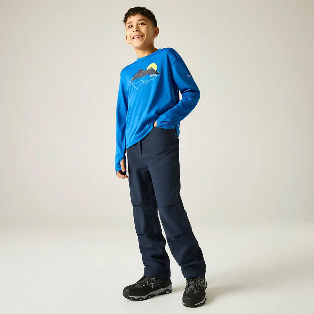 Kind in Regatta Softshell Wanderhose dunkelblau – Ganzkörperansicht von vorne