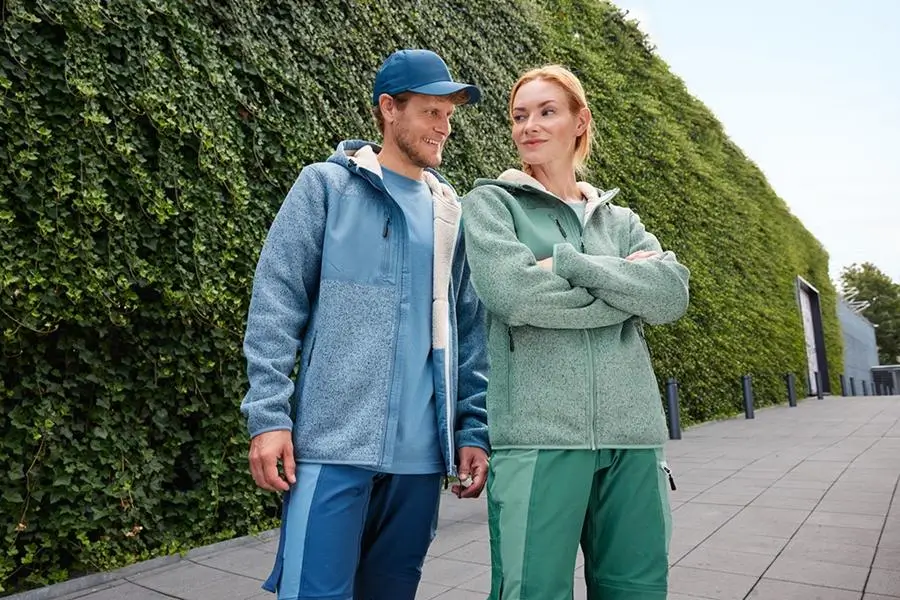 Daiber Workwear Strick-Fleecejacke JN1874 Damen und Herren beim Outdoor-Einsatz