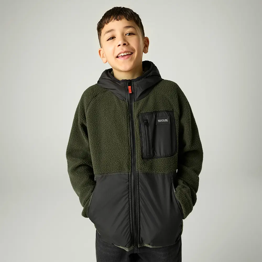 Kind trägt die grün-schwarz Regatta Munro Hybridjacke – Vorderansicht