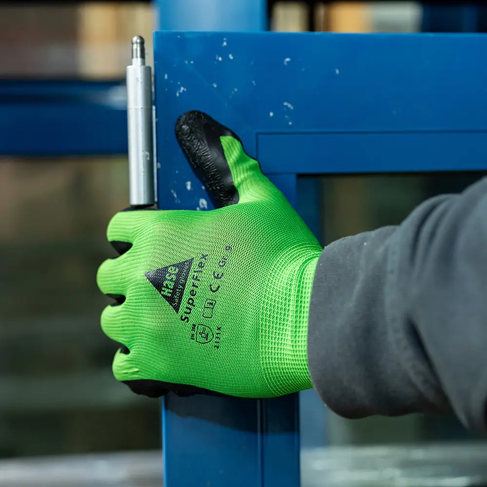 Anwendungsbeispiel Arbeitshandschuh SuperFlex grün