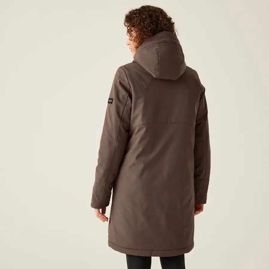 Frau mit Regatta Damen Parka Dallymoore braun