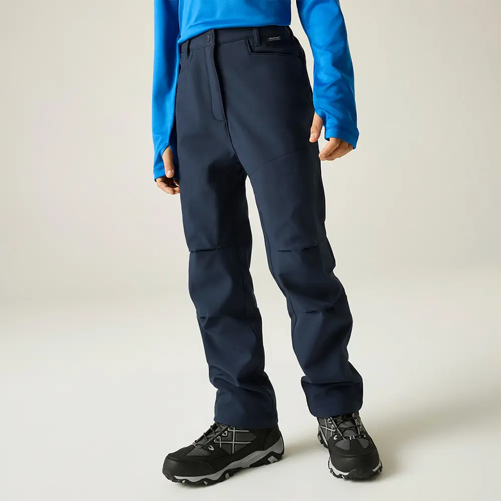 Regatta Softshell Wanderhose für Kinder dunkelblau – Vorderansicht am Kind