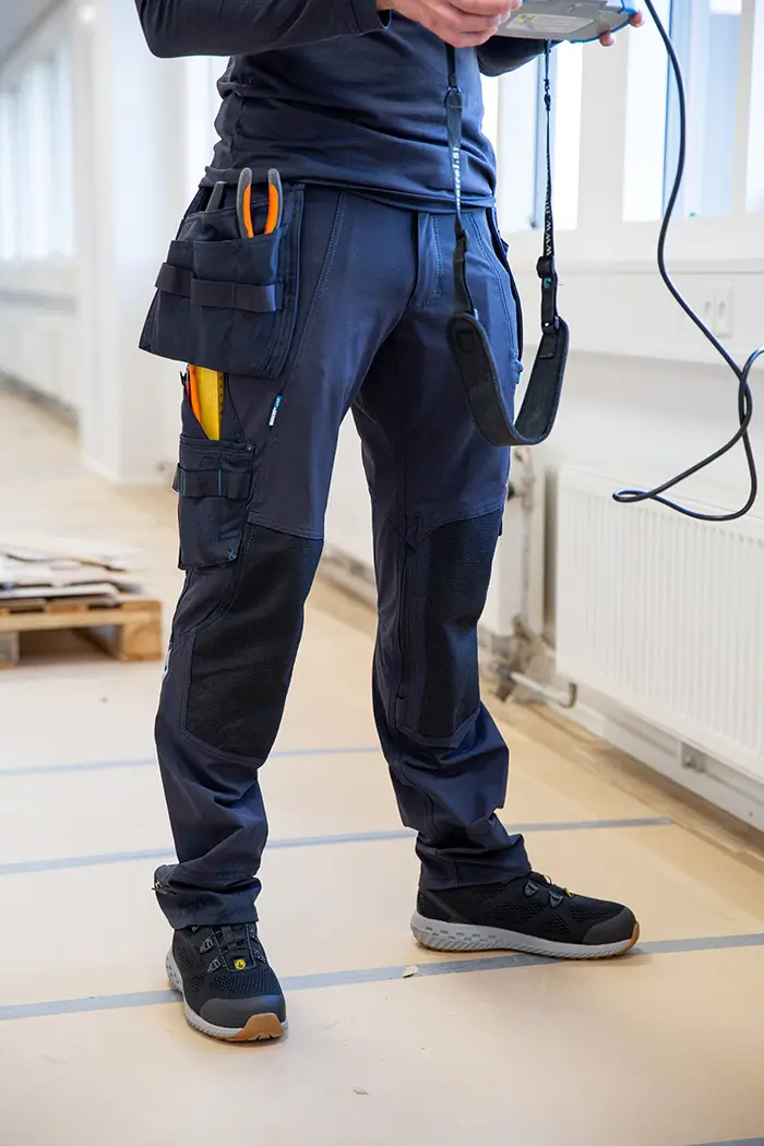 Monteur bei der Arbeit mit MASCOT Advanced Monteur bei der Arbeit mit Mascot Advanced Hose schwarzblau
