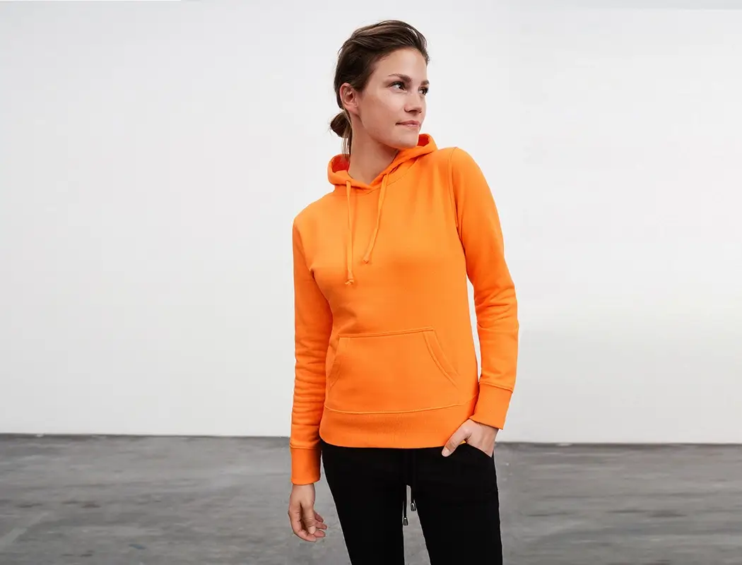 Damen Hoodie Daiber JN051 orange Frau trägt Damen Kapuzensweatshirt Daiber Slim Fit in klassischer Pose, Kapuze, Kängurutasche, Farbe orange