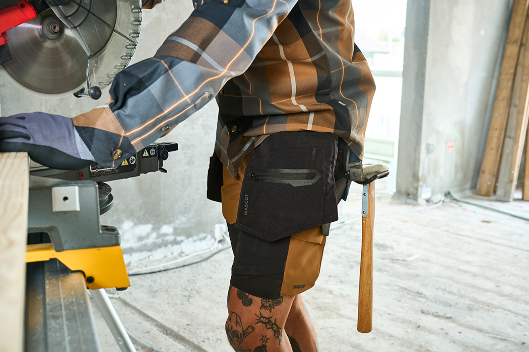 Monteur bei der Arbeit mit Mascot Customized, Strapazierfähige, Leichte, stretch Shorts, 22149-605