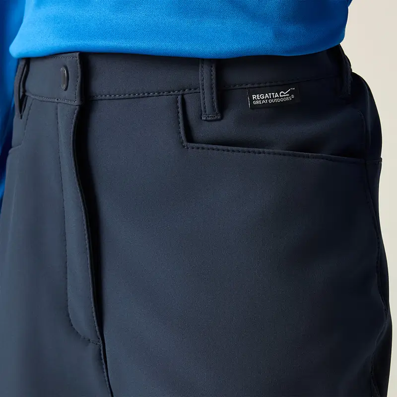Regatta Softshell Wanderhose für Kinder dunkelblau – Detailansicht der vorderen Hosentaschen