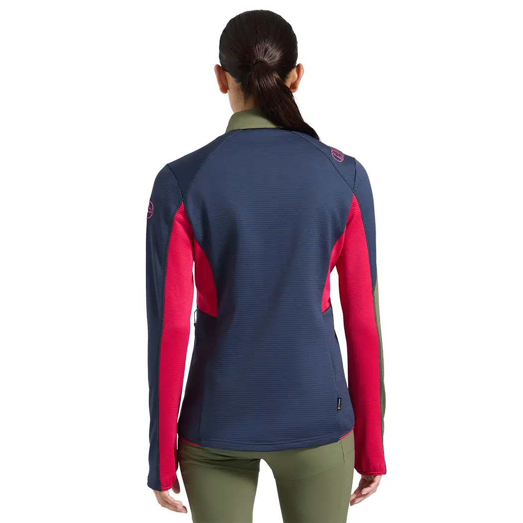 La Sportiva Chill Thermal Damenjacke cypress/night sky am Model mit Regular Fit Rückenansicht