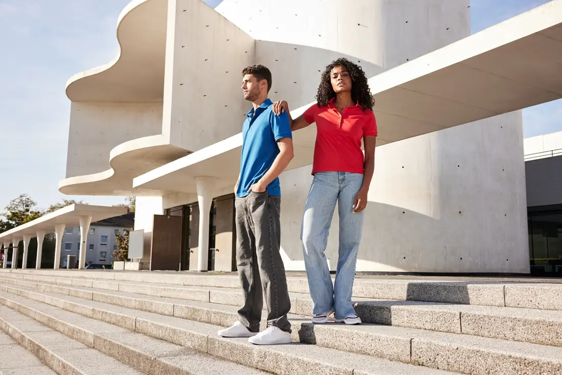 Frau mit Daiber Polohshirt in rot JN1301 und Mann mit poloshirt  in blau JN1300 von Daiber